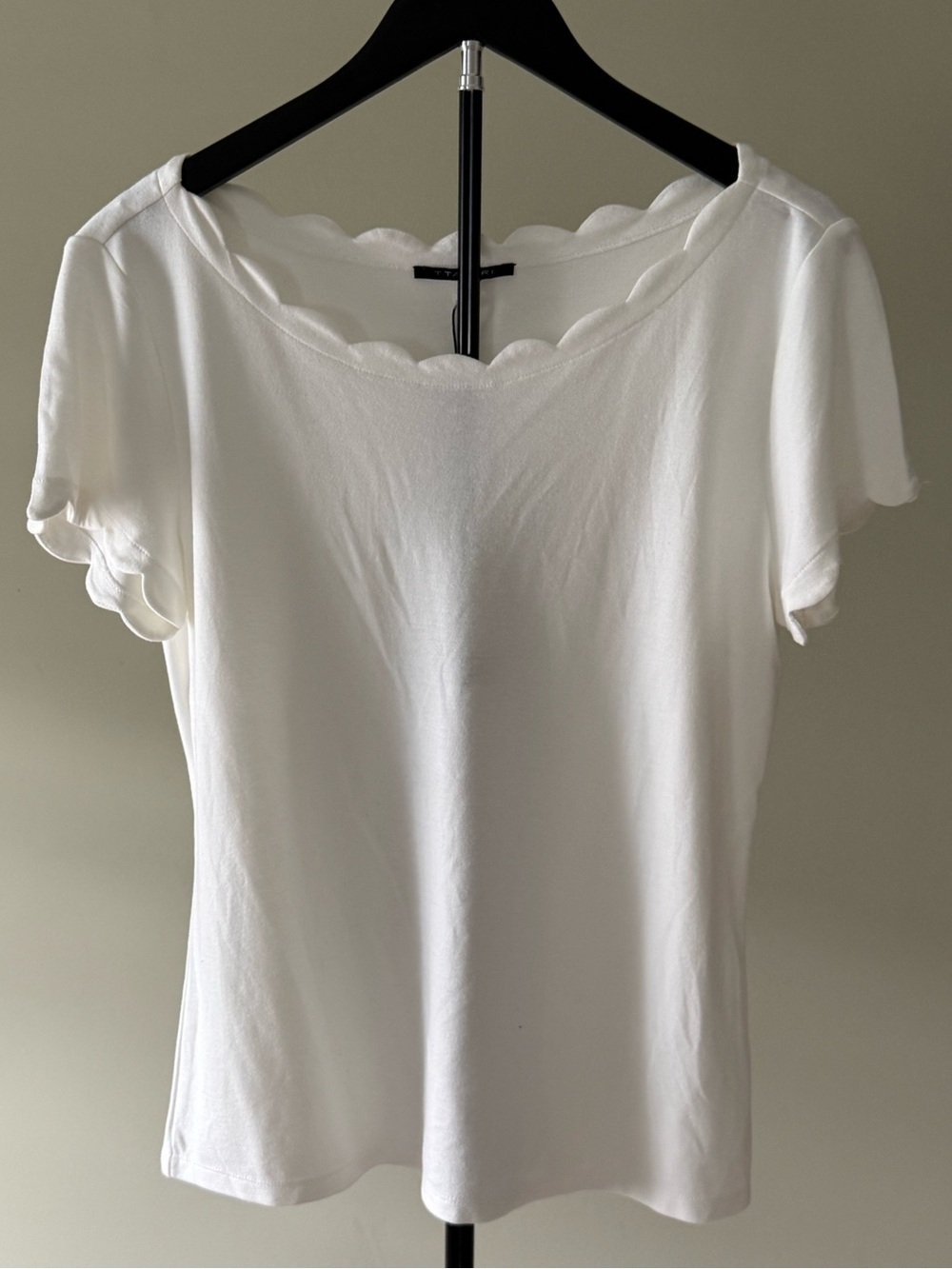 NWT T Tahari White Scalloped Pullover SZ XL (19" P2P)